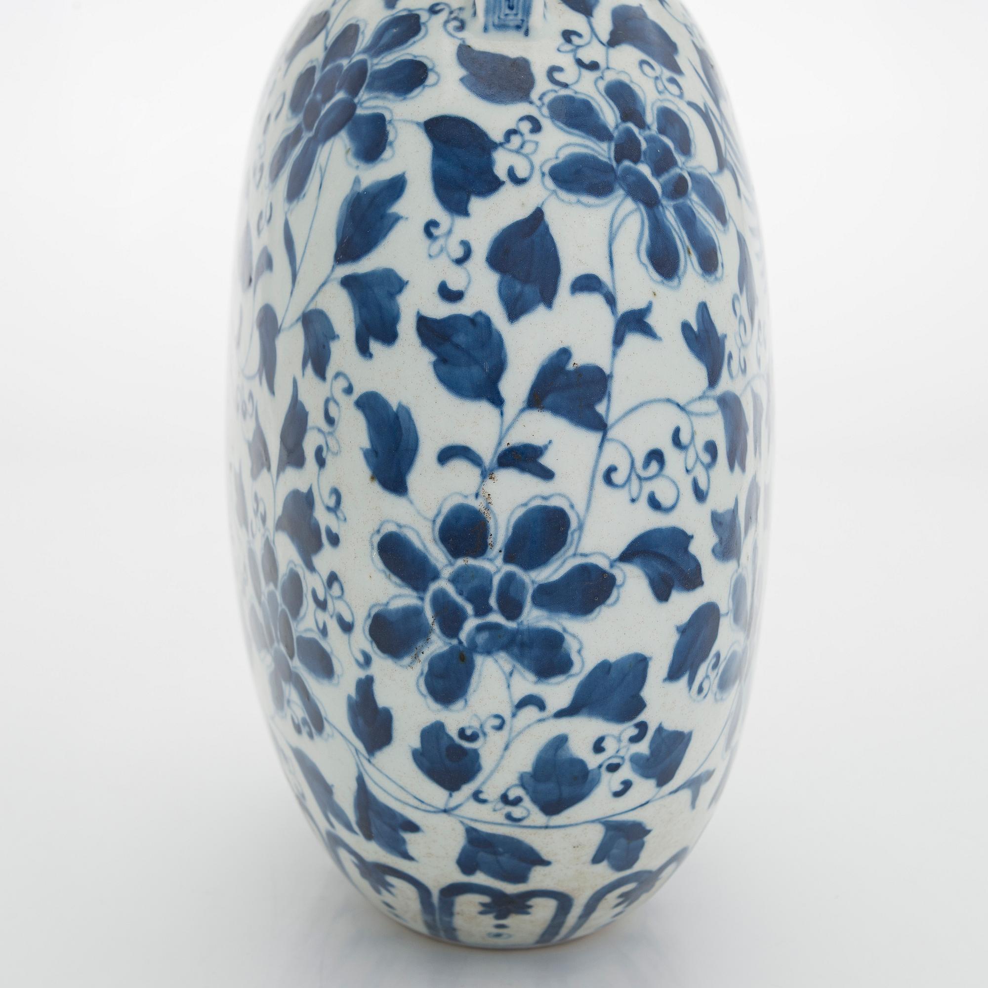 A blue and white flattened pilgrim vase, China, 20th century.