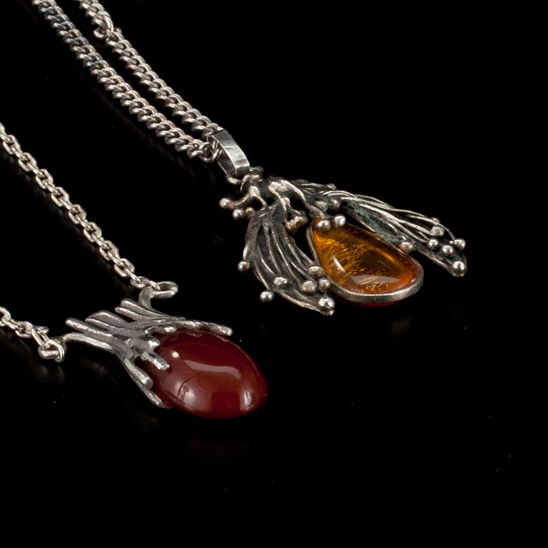 ERÄ KAULAKORUJA, 4 kpl. Hopeaa. Paino 177 g.