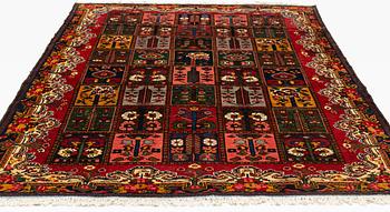 A semi-antique Chahar Mahal/Bakhtiari carpet, approximately 297 x 213 cm.
