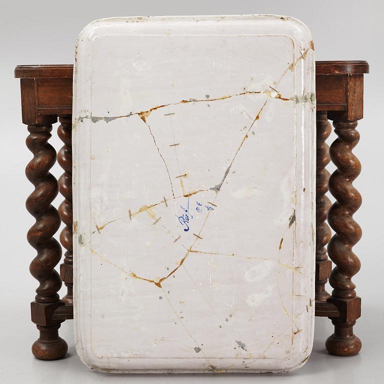 Tebord, med alliansvapen för Silversparre och von Otter, Rörstrand, 1700-talets senare del.
