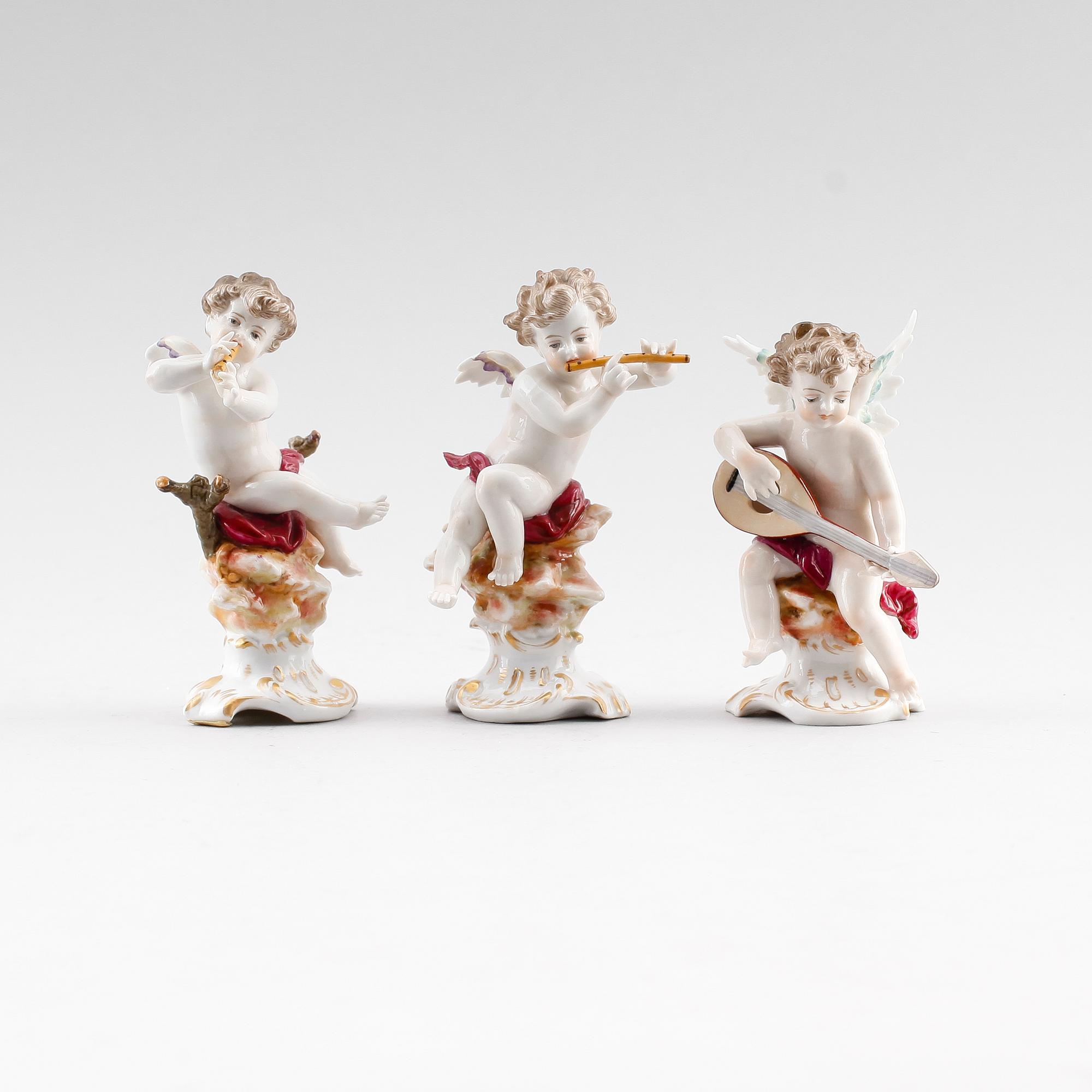 FIGURER, 3 st, porslin, bl a Neapel, 1900-talets första hälft.