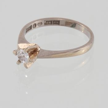 RING, 18K vitguld med briljantslipad diamant ca 0.27 ct, Bengt Andersson, Stockholm, 1971.Vikt 2,8 gram.