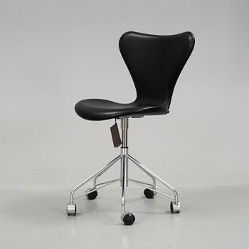 SKRIVBORDSSTOL, Arne Jacobsen "Sjuan", Fritz Hansen. 2013/2014.