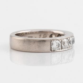 An 18K white gold ring set with round brilliant-cut diamonds.