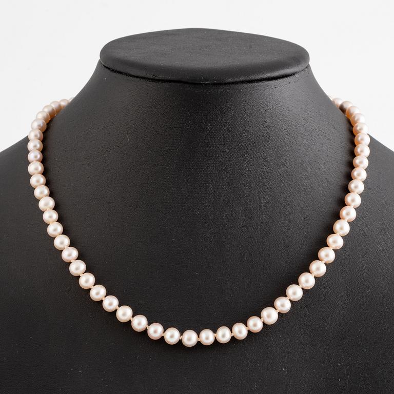 Two necklaces, cultured freshwater pearls, clasp 18K gold.
