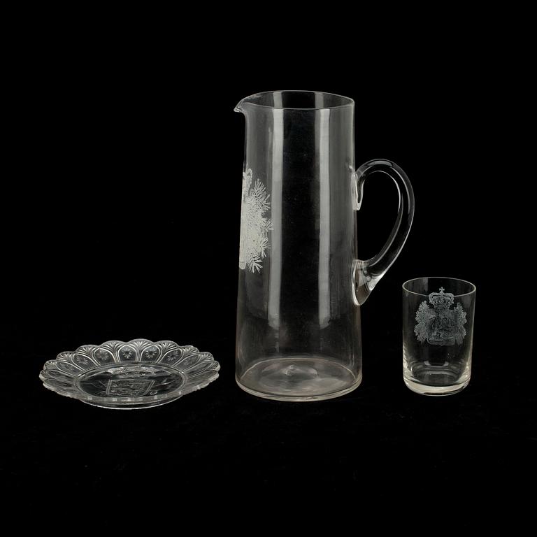 BRINGARE, DRICKSGLAS och FAT, glas, Storfurstendömet Finlands vapen, 1900-talets början.