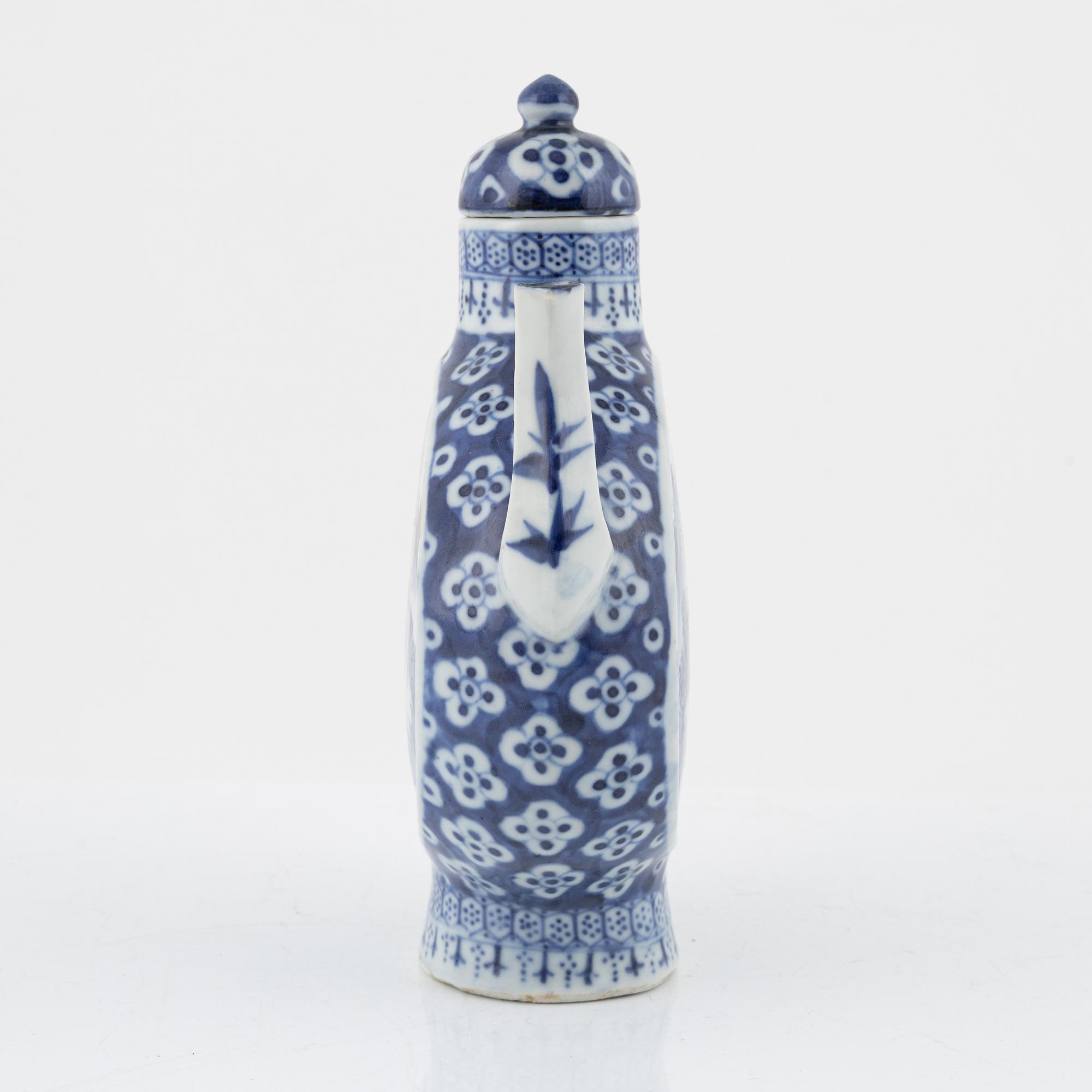 A blue and white tea pot, Qing dynasty, China, 19th century.