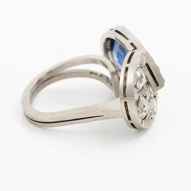 Ring 18K vitguld med en fasettslipad safir och gammalslipade diamanter.