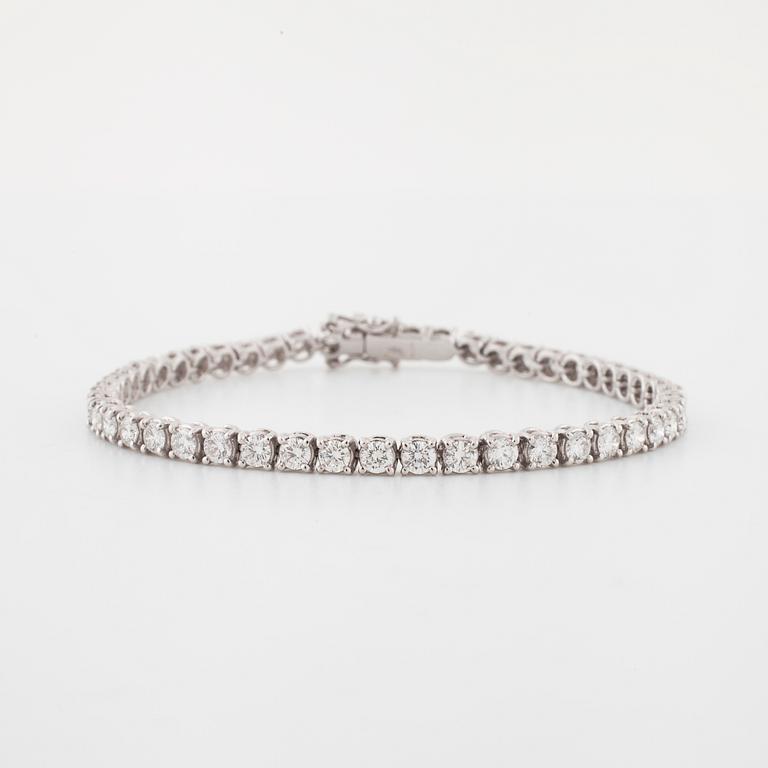 A brilliant cut diamond bracelet.