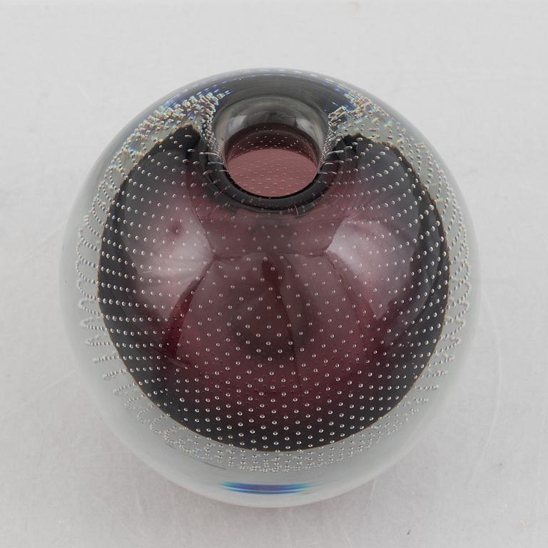 Gunnel Nyman, a glass vase, Nuutajärvi, Finland 1953.