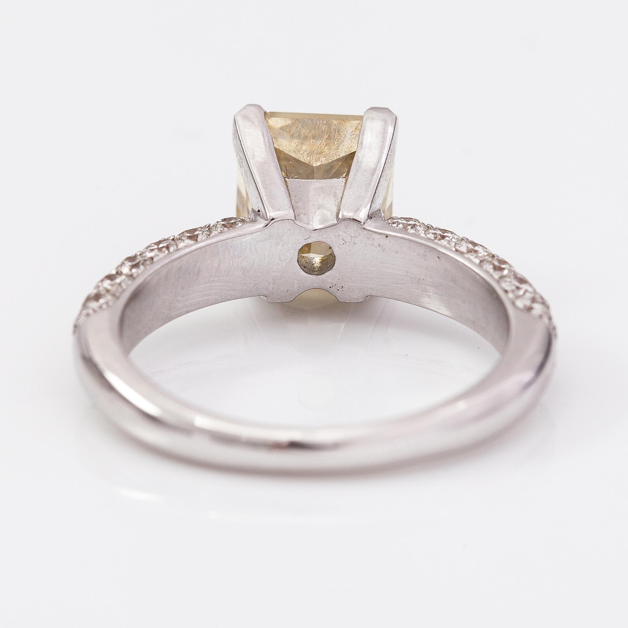 A 18K white gold ring with diamonds ca. 4.03 ct in total. With GIA certificate.