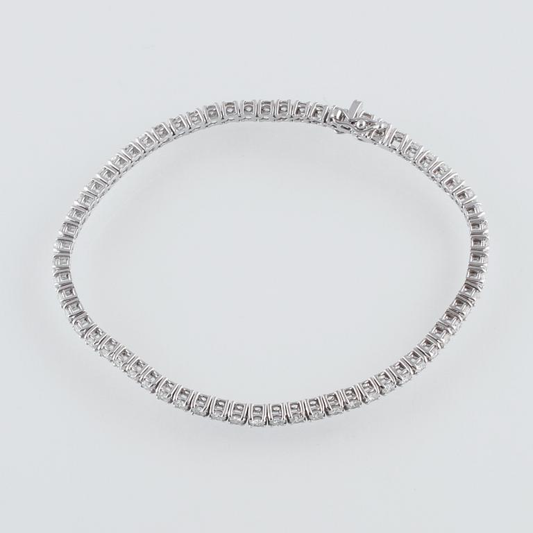ARMBAND, 18K vitguld med briljantslipade diamanter ca 3.55 ct. Vikt 10,9 gram.