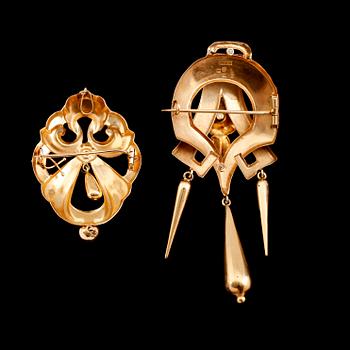 BROSCHER, 2 st, 18 k guld, svenska stämplar 1920 samt 1955. Vikt ca 11 gram.