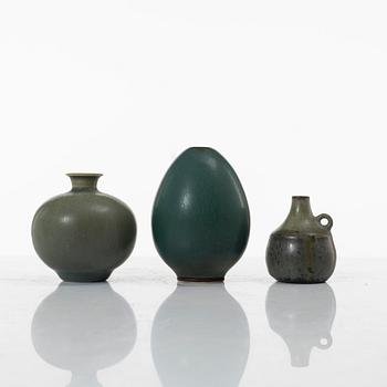 Miniatyrer, tre stycken, stengods, Berndt Friberg och Carl-Harry Stålhane, Gustavsberg respektive Rörstrand.