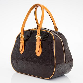 Louis Vuitton, a Monogram Vernis leather "Summit Drive" bag.