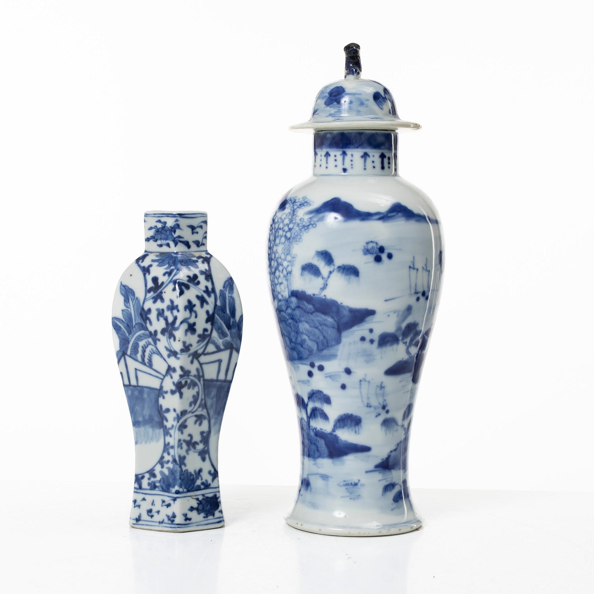 Two Chinese blue and white porcelain vases, Qing dynasty, 19th century.