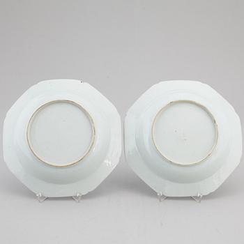 DJUPA TALLRIKAR, ett par, kompaniporslin. Qingdynastin, Qianlong (1736-95).