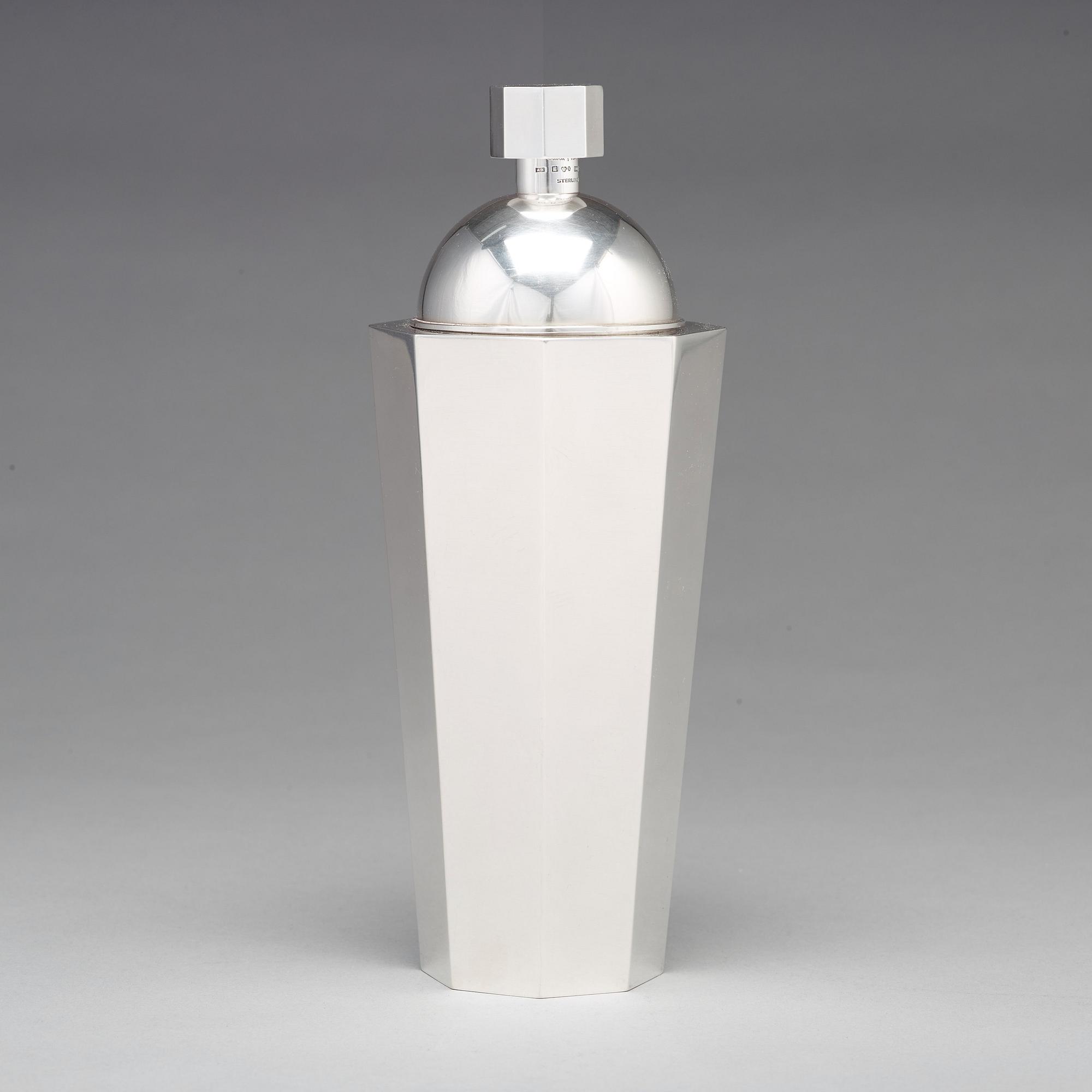 Wiwen Nilsson, a cocktail set comprising a cocktailshaker, ten glasses and a tray, Lund, sterling 1946.
