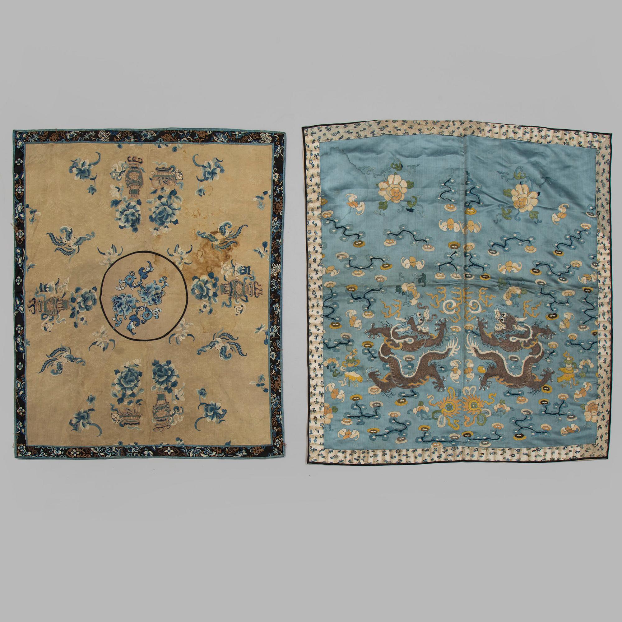 TEXTILIER, två stycken. Kina, Sen Qingdynasti.