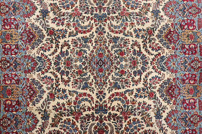 A carpet, semi-antique Kerman Laver, ca 315 x 235 cm.