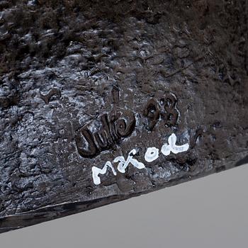 MAKODE LINDE, ready-made, skulptur, bemålad plast, signerad ML.