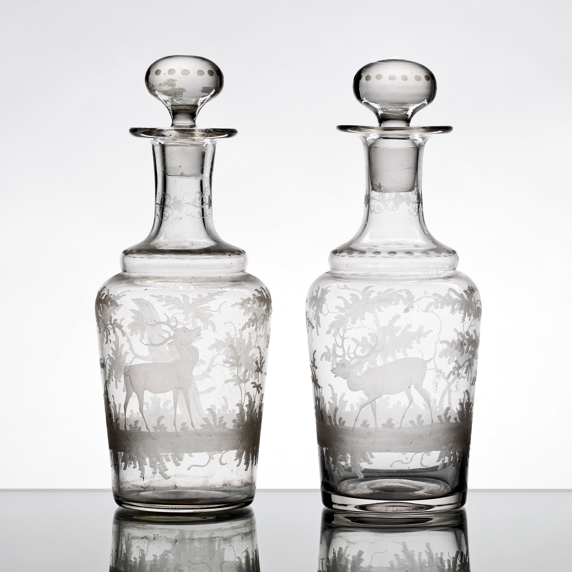KARAFFER med PROPPAR, ett par, glas. Tyskland, 1800.