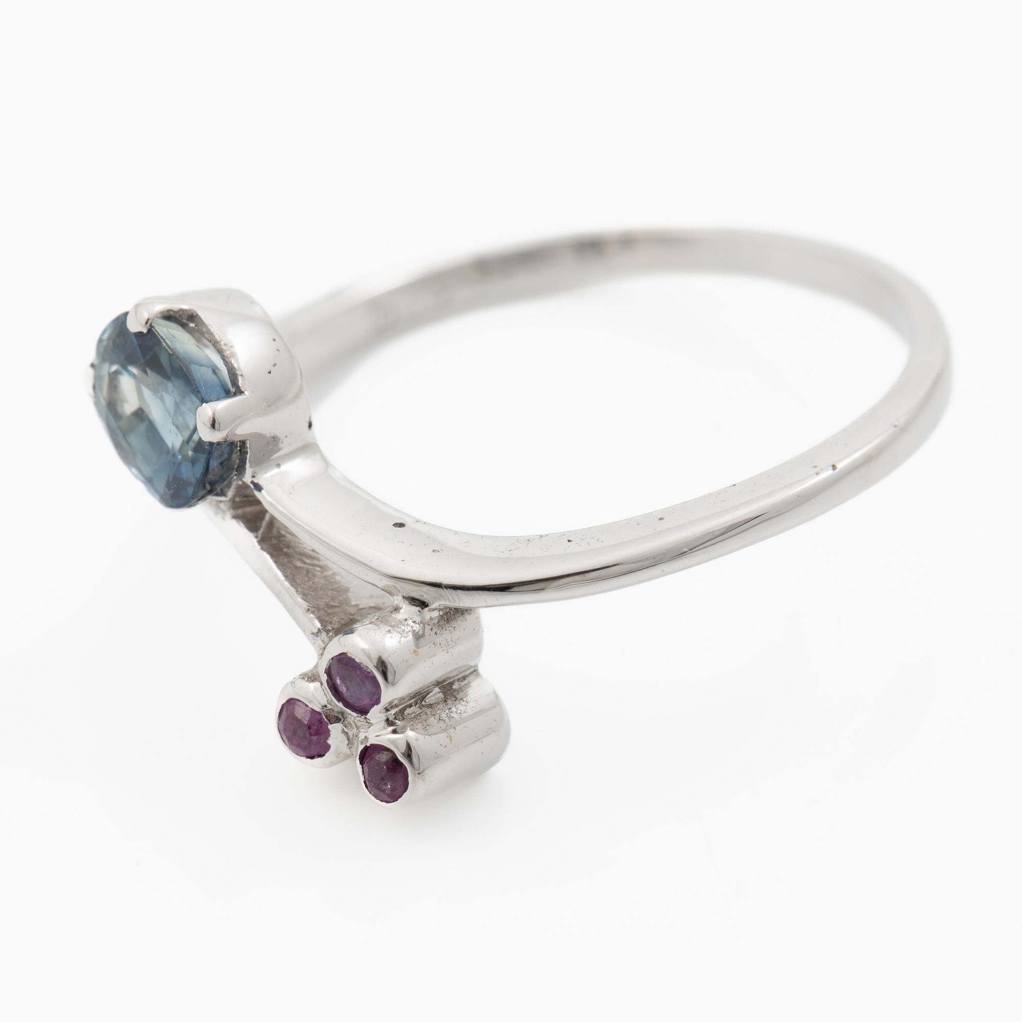 14K white gold ring with sapphire and small rubies.