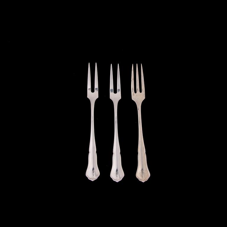 BESTICKUPPSÄTTNING i SCHATULL, 35 delar, silver, "Chippendale". Vikt utan knivar och tårtbestick 710 g.