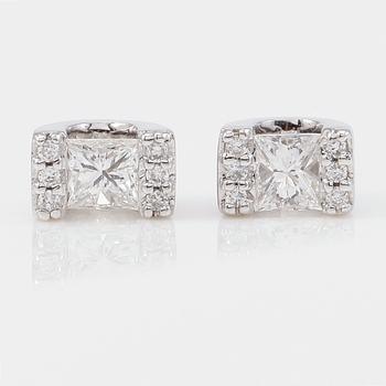ÖRHÄNGEN, 1 par, 14K vitguld och diamanter tot ca 0.30 ct.