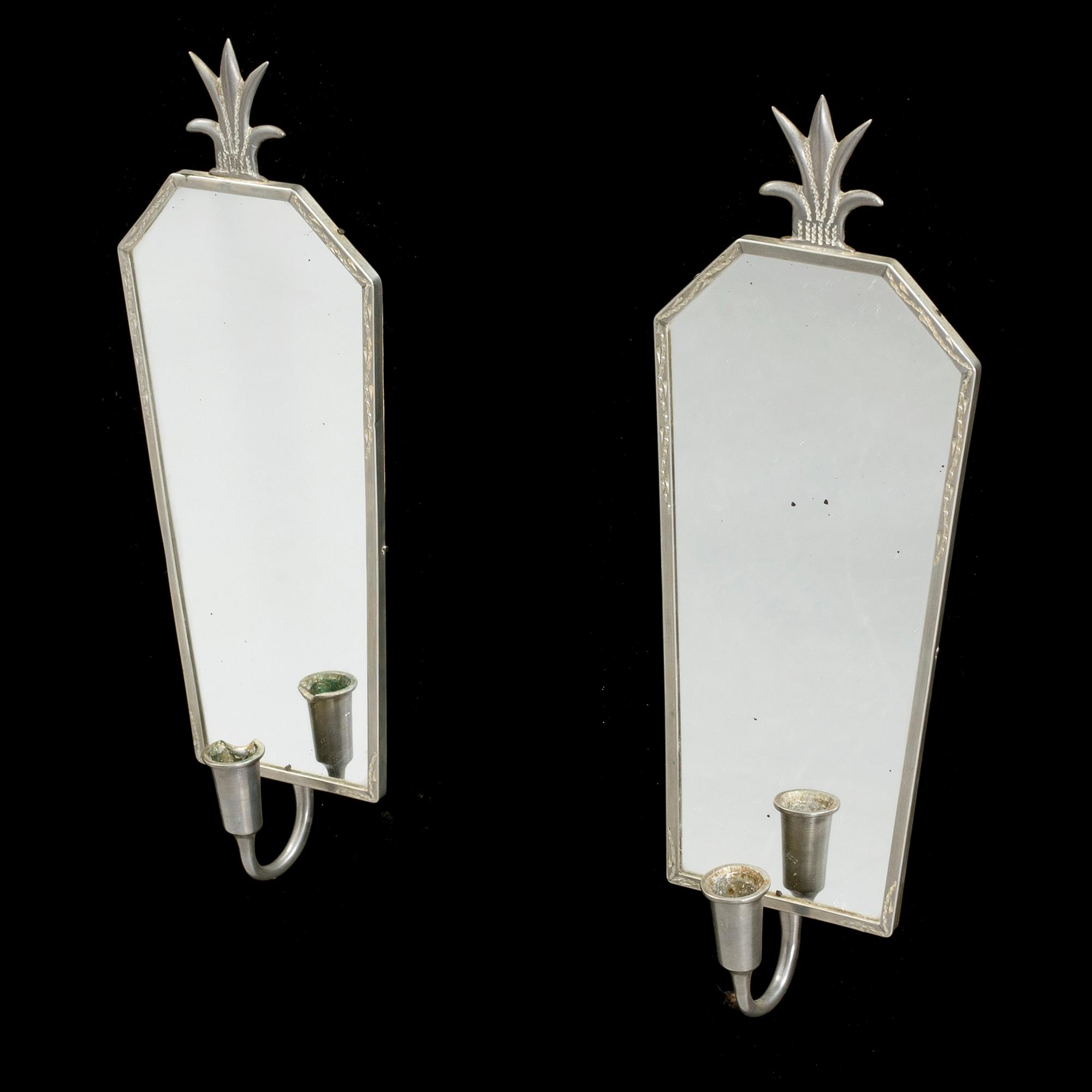 A pair of Art Deco mirror wall sconce from the 1930s.