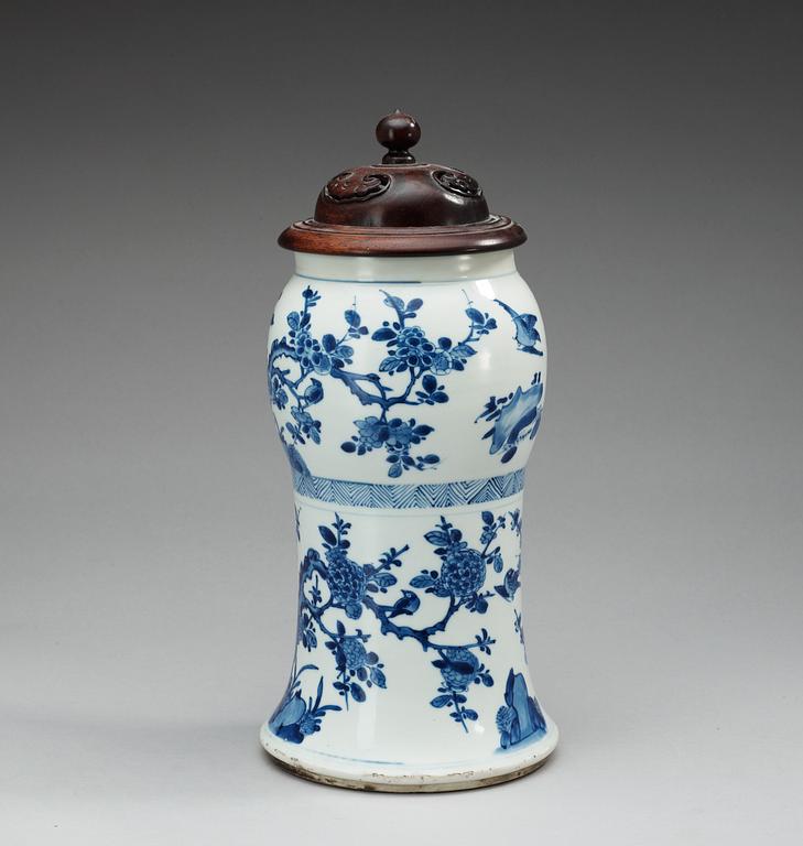 A blue and white vase, Qing dynasty, Kangxi (1662-1722).