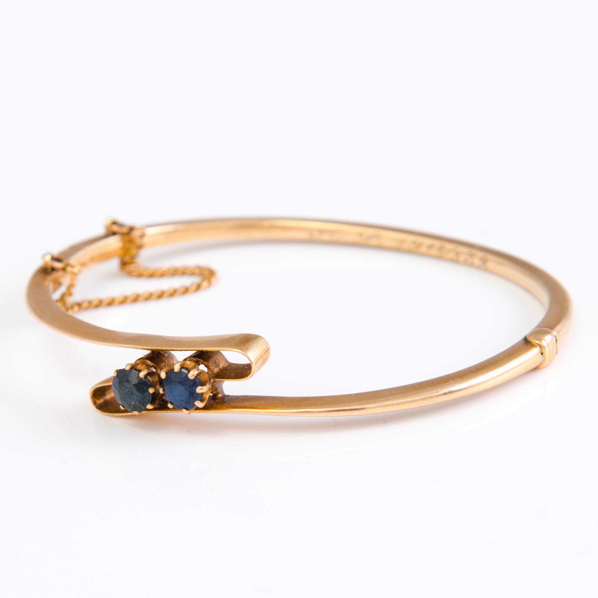 ARMRING, 14K guld med två safirer, stämplad på kyrilliska Bok, S:t Petersburg, sent 1800-tal.