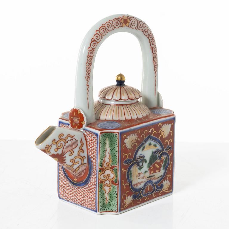 Tallrikar, fyra stycken, samt tekanna med lock, porslin. Japan, Meiji (1868-1912).