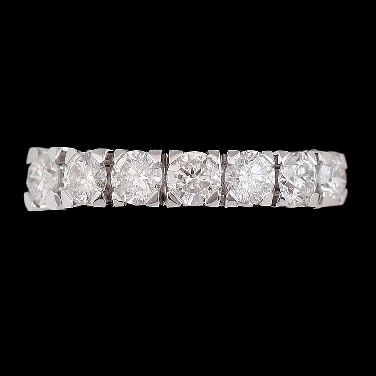 RING, 18K vitguld, 7 briljantslipade diamanter tot ca 1.42 ct.