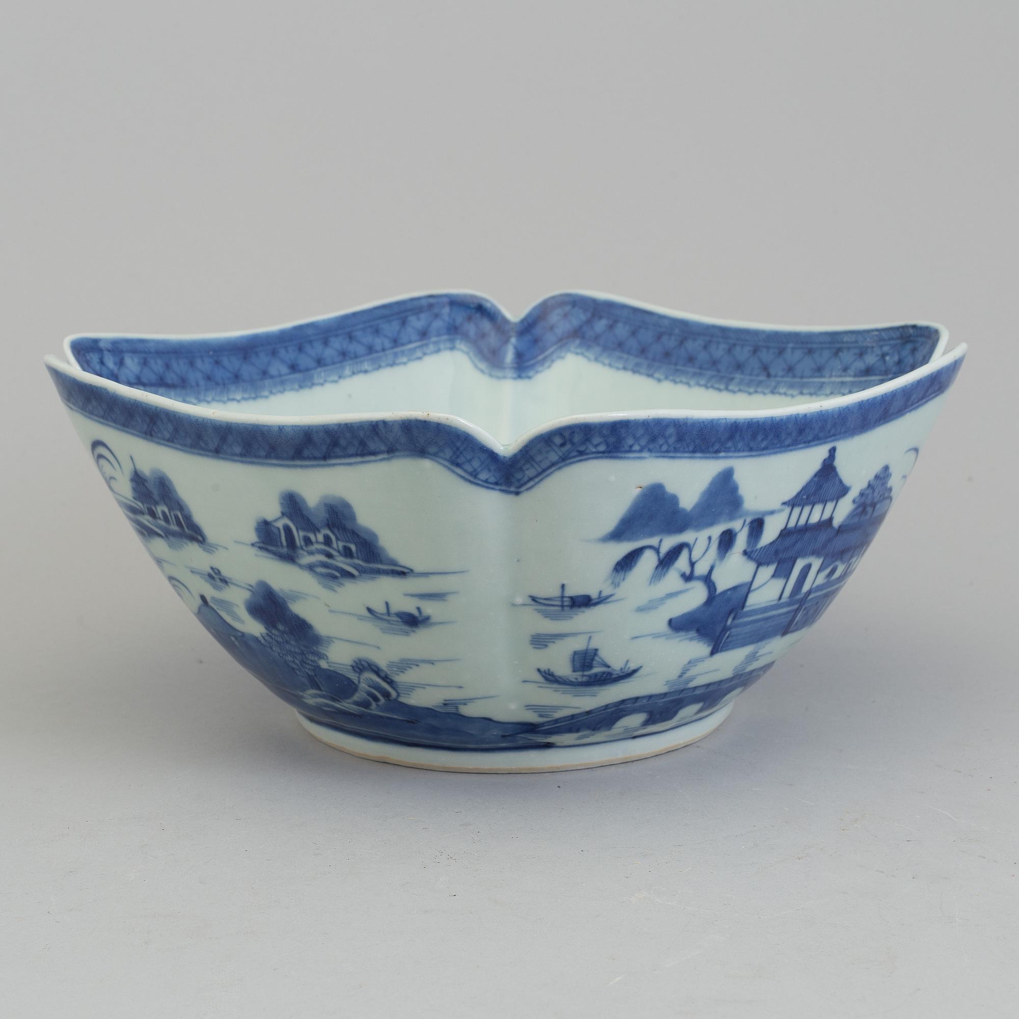 A blue and white export porcelain bowl, Qing dynasty, Jiaqing (1796-1820).