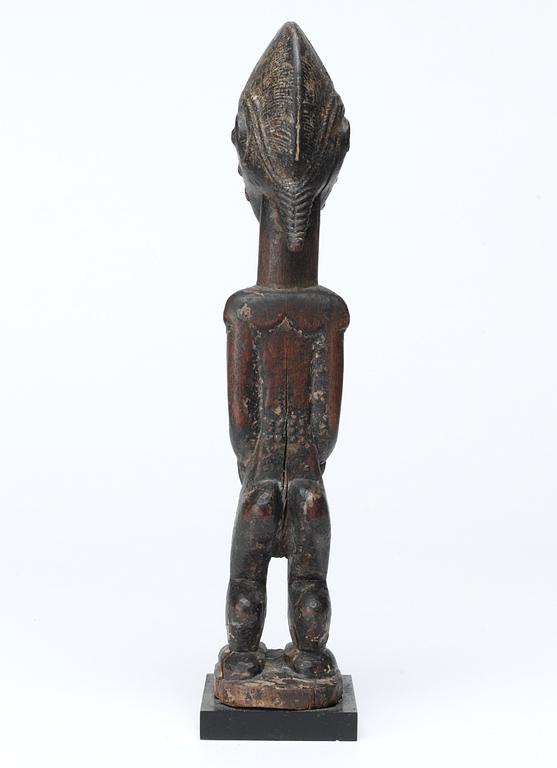 FETISCH. Trä. Baoule-stammen. Côte d'Ivoire (Elfenbenskusten) omkring 1920-1930. Höjd 28 cm.