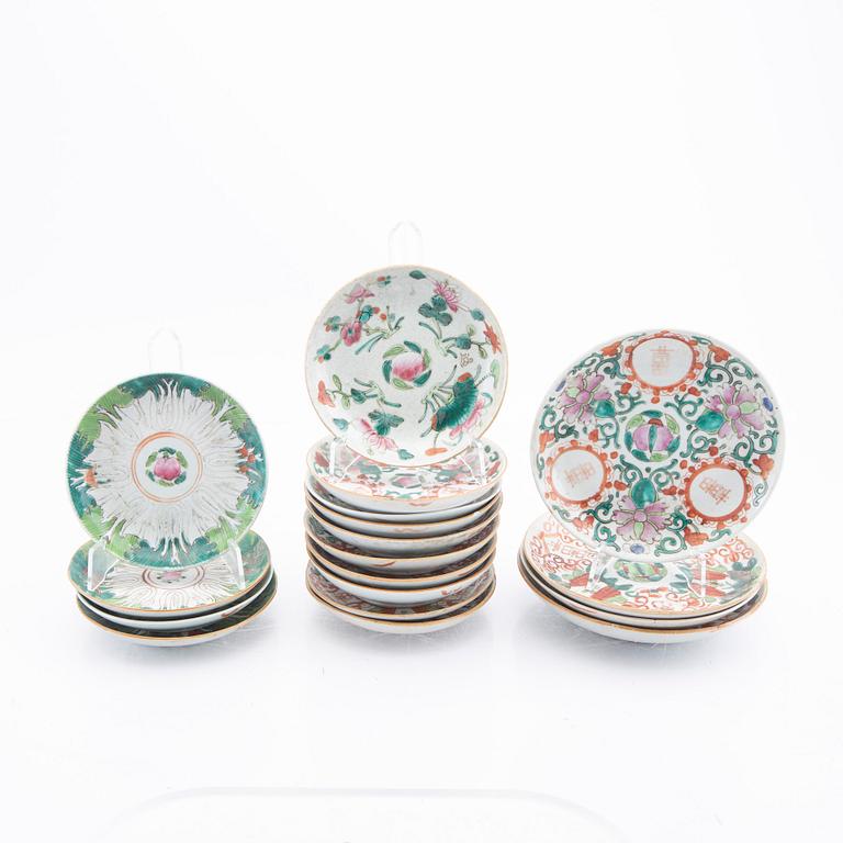 A set of 18 Chinese porcelain plates 19th/20th century.