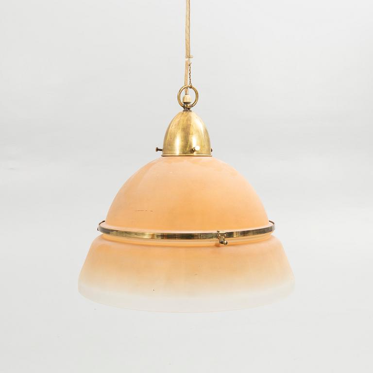 Taklampa, opalöverfång, tvådelad kupa, 1930/40-tal.
