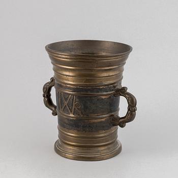 A brass baroque mortar and pestle, 18th century.
