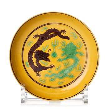 1026. A yellow ground dragon dish, Qing dynasty with Guangxu six character mark and period (1875-1908).