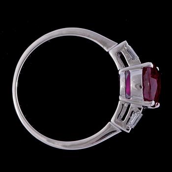 RING, oval fasettslipad rubin, 3.02 ct, med smaragdslipade diamanter.