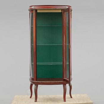 VITRINSKÅP, Louis XVI-stil, 1900-talets andra hälft.