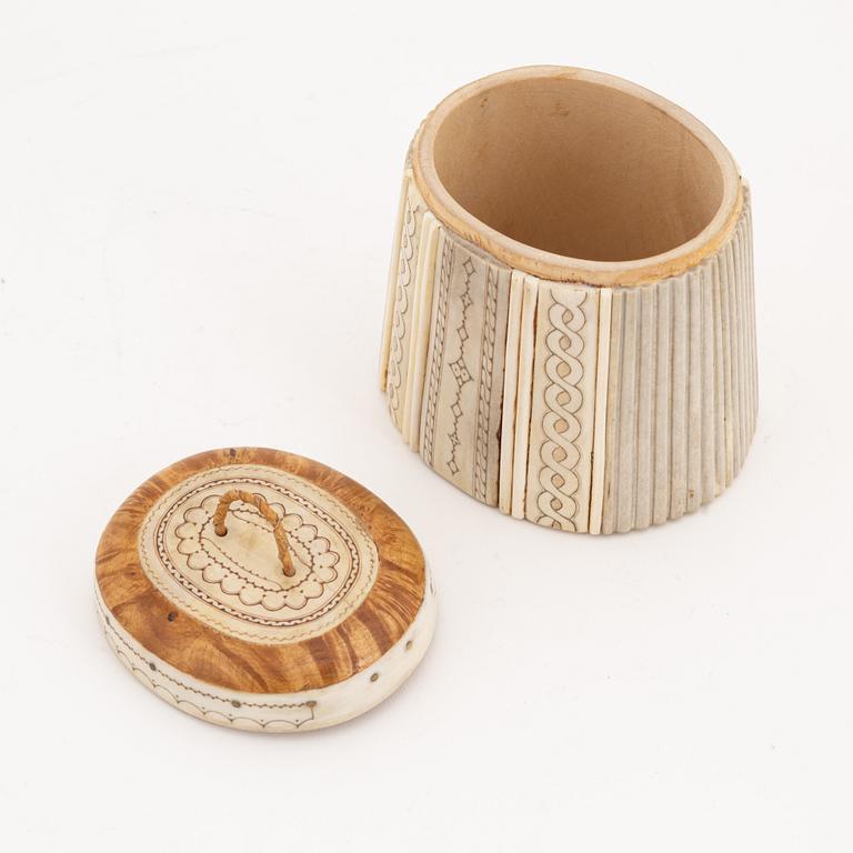 A birch and reindeer horn box by Thore Sunna, beore 1965, signed.