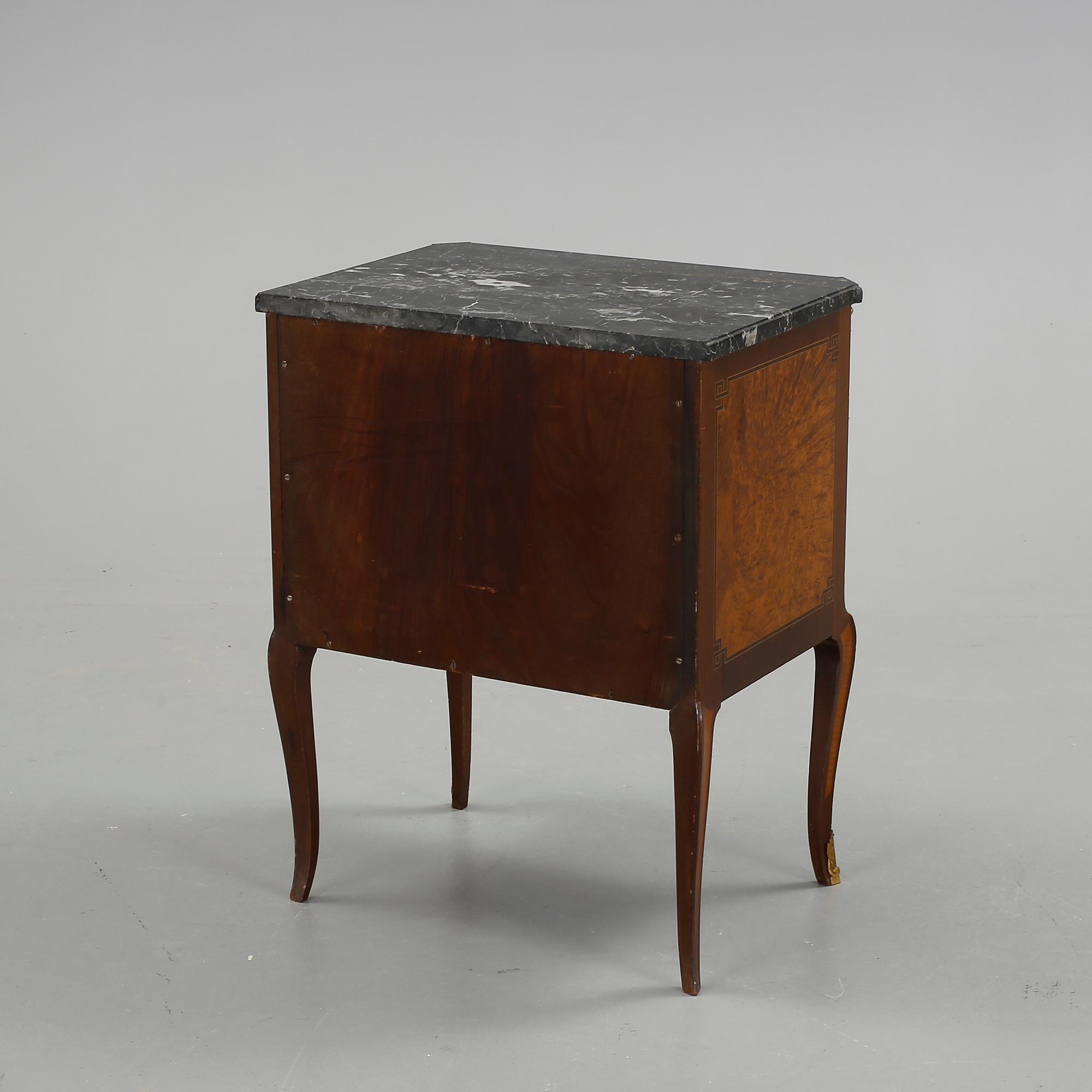BYRÅ, gustaviansk stil. Daterad 1920.