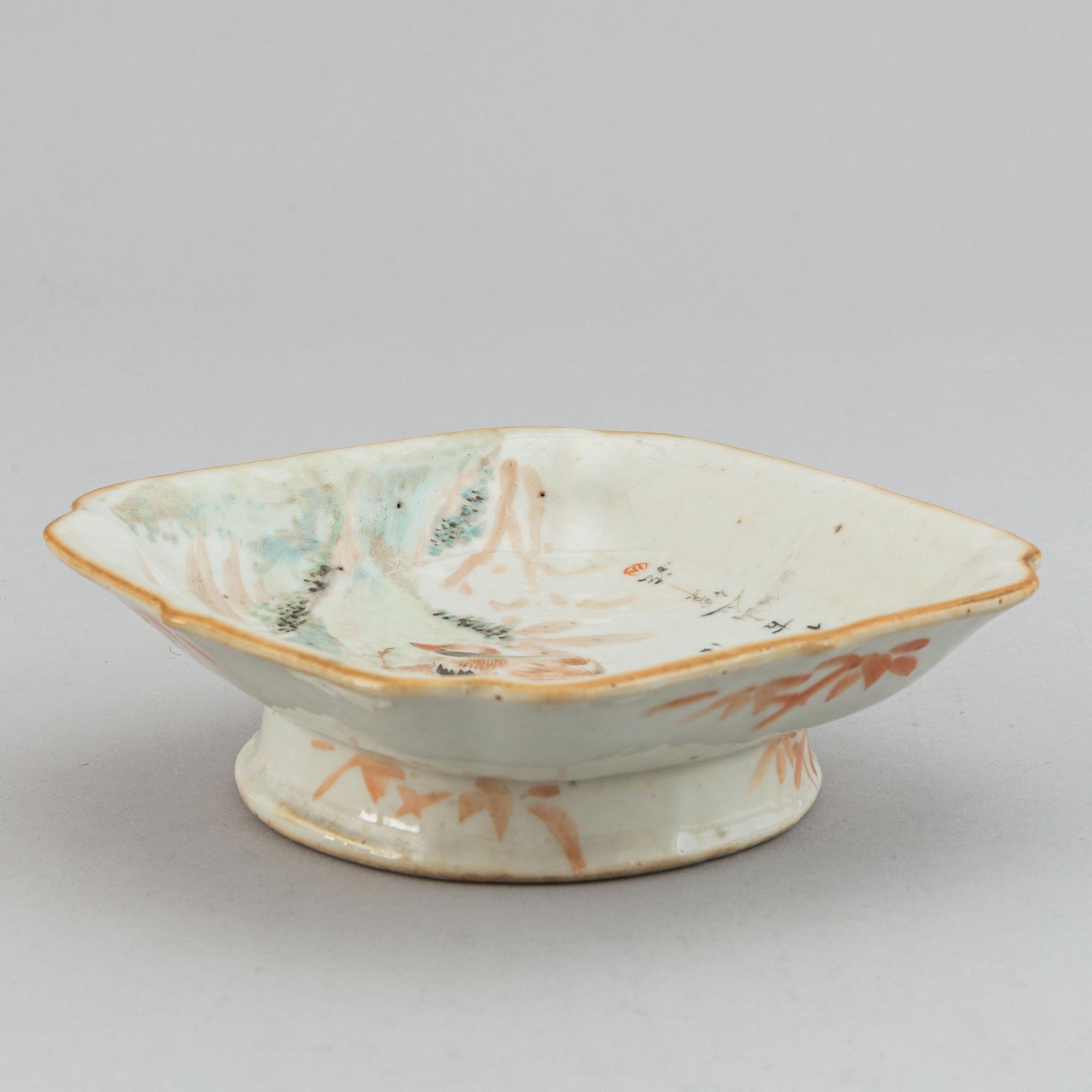 A famille rose footed dish, early 20th century.