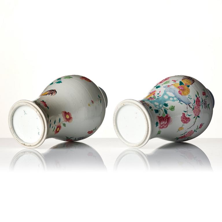 A pair of famille rose rooster vases with covers, Qing dynasty, 18th century.