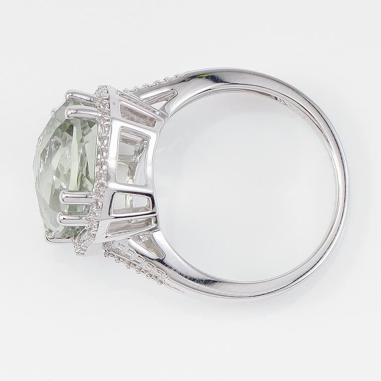 RING, 14K vitguld, mindre diamanter och grön kvarts.