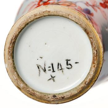A Chinese imari vase with cover, Qing dynasty, early 18th Century, with Johanneum mark N:145x.