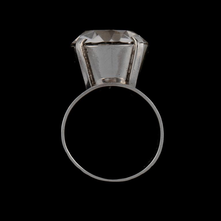 RING, silver samt fasettslipad bergskristall,  Waldemar Jonsson, Skara, 1967. Vikt 9 g.