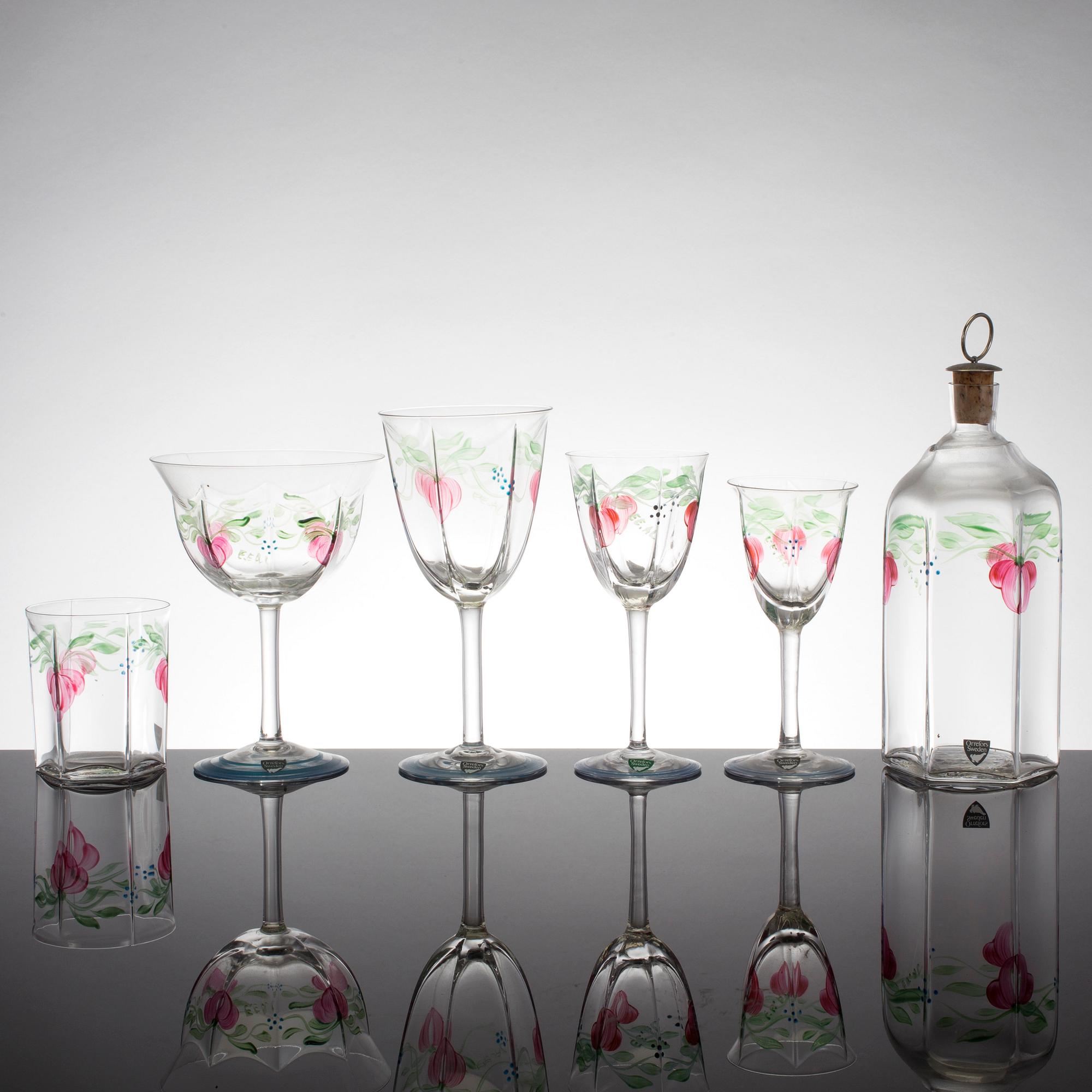 A set of 59 pieces 